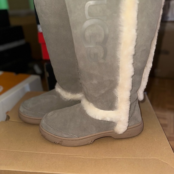 UGG W SUNBURST TALL LOGO
DARK GREEN 1121113 - Picture 2 of 3